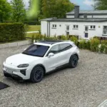 Porsche Cayenne Electric 2027: las puertas que se abren solas con la llave digital en el bolsillo