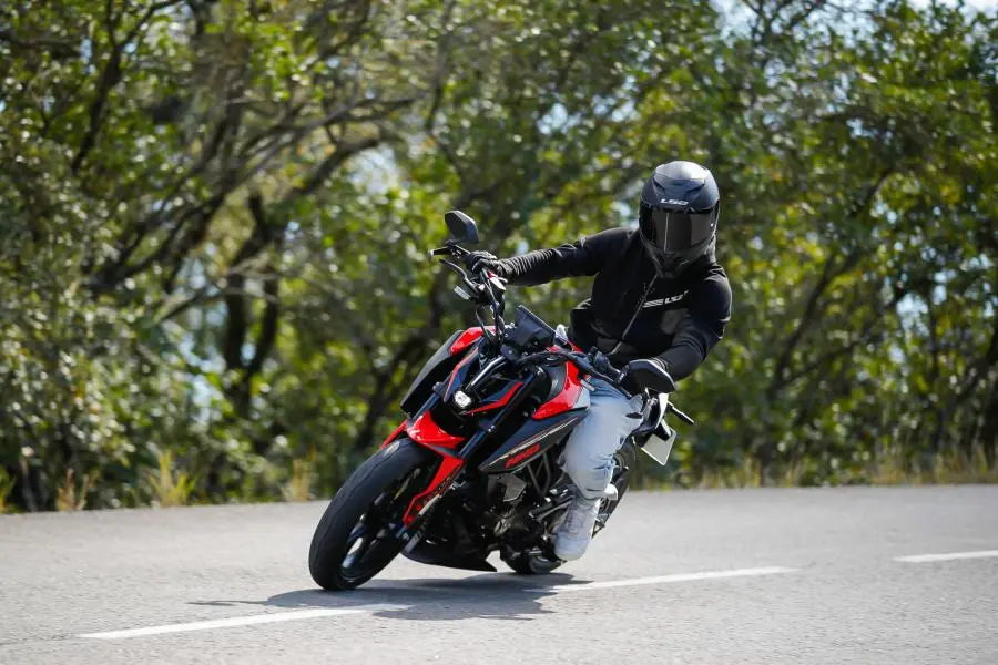 RideApart lo deja claro: la Rieju NKD 125 es un calco de la KTM Duke 1 Motor16 2026 rieju nkd 125 movimiento Motor16