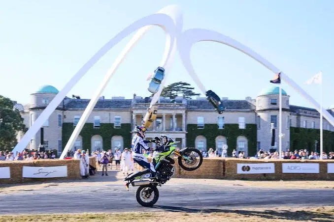 Sam Sunderland busca el récord de la vuelta al mundo en moto: 29.000 km en menos de 19 días 1 Motor16 2026 sam sunderland record mundo moto goodwood Motor16
