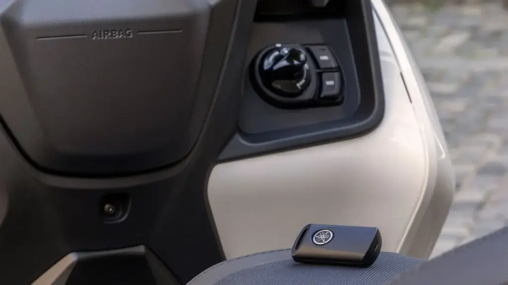 Yamaha Tricity 300: el primer escúter del mundo con airbag y la seguridad activa que evita caídas 1 Motor16 2026 yamaha tricity 300 airbag detalle Motor16