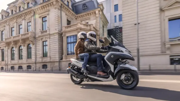 Yamaha Tricity 300: el primer escúter del mundo con airbag y la seguridad activa que evita caídas