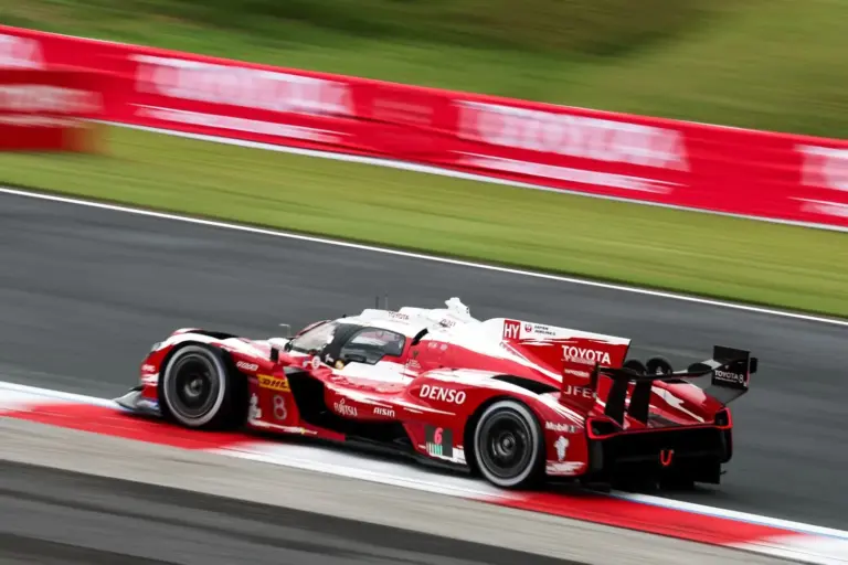 Toyota gana en casa las 6 Horas de Fuji y sorprende a Alpine en una carrera caótica