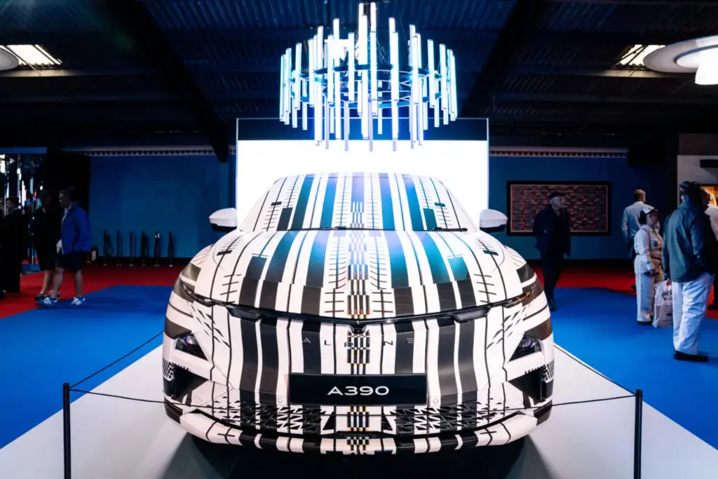 Alpine presenta el A390 'Array' como obra de arte en el Goodwood Revival 3 Motor16 ALPINE A390 ARRAY ART CAR 3 Motor16