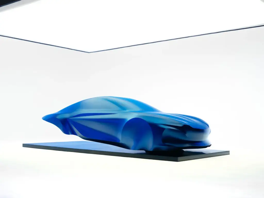 El nuevo Alpine A110 eléctrico muestra sus líneas maestras en una escultura 6 Motor16 El nuevo Alpine A110 eléctrico muestra sus líneas maestras en una escultura