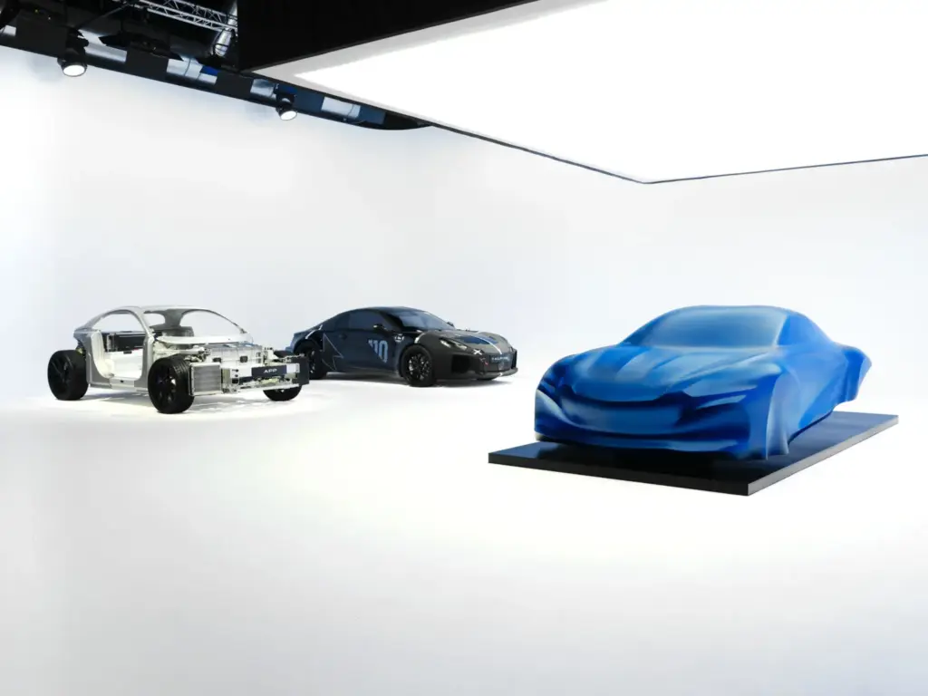 El nuevo Alpine A110 eléctrico muestra sus líneas maestras en una escultura 5 Motor16 El nuevo Alpine A110 eléctrico muestra sus líneas maestras en una escultura