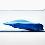 El nuevo Alpine A110 eléctrico muestra sus líneas maestras en una escultura