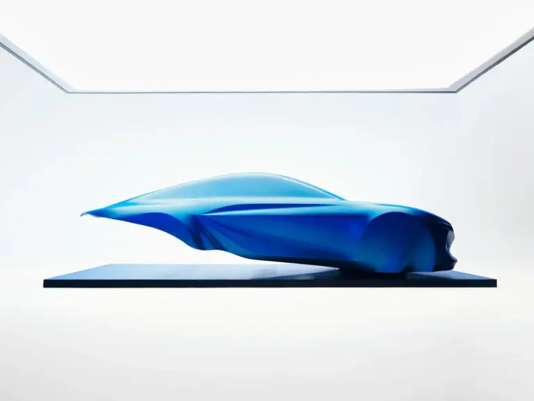 El nuevo Alpine A110 eléctrico muestra sus líneas maestras en una escultura