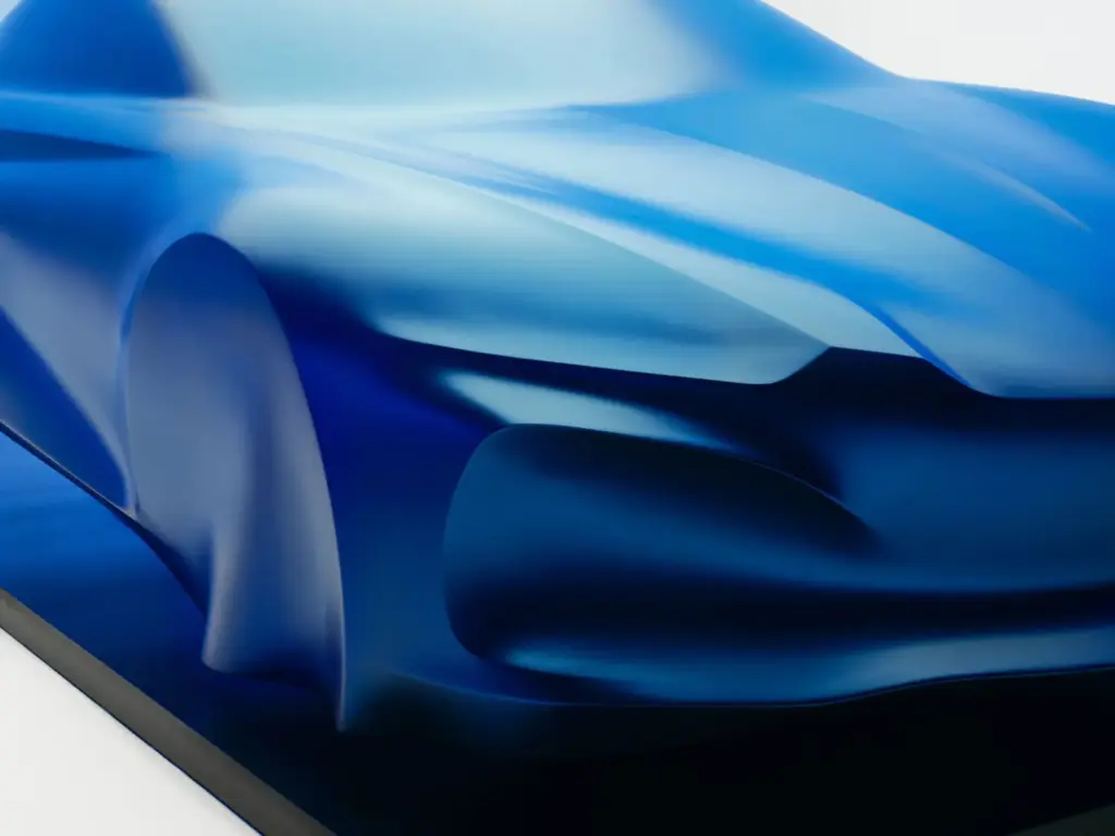 El nuevo Alpine A110 eléctrico muestra sus líneas maestras en una escultura 2 Motor16 El nuevo Alpine A110 eléctrico muestra sus líneas maestras en una escultura