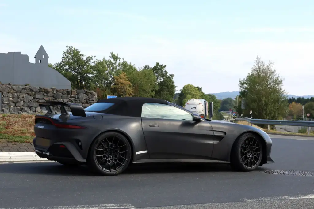 Fotos espía del Aston Martin Vantage RS Roadster: más problemas para el Porsche 911 12 Motor16 Aston Martin Vantage RS Roadster 2027 espia 10 Motor16