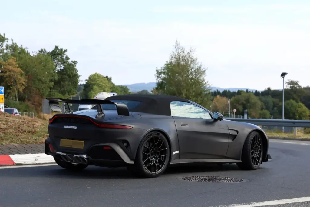 Fotos espía del Aston Martin Vantage RS Roadster: más problemas para el Porsche 911 13 Motor16 Aston Martin Vantage RS Roadster 2027 espia 11 Motor16