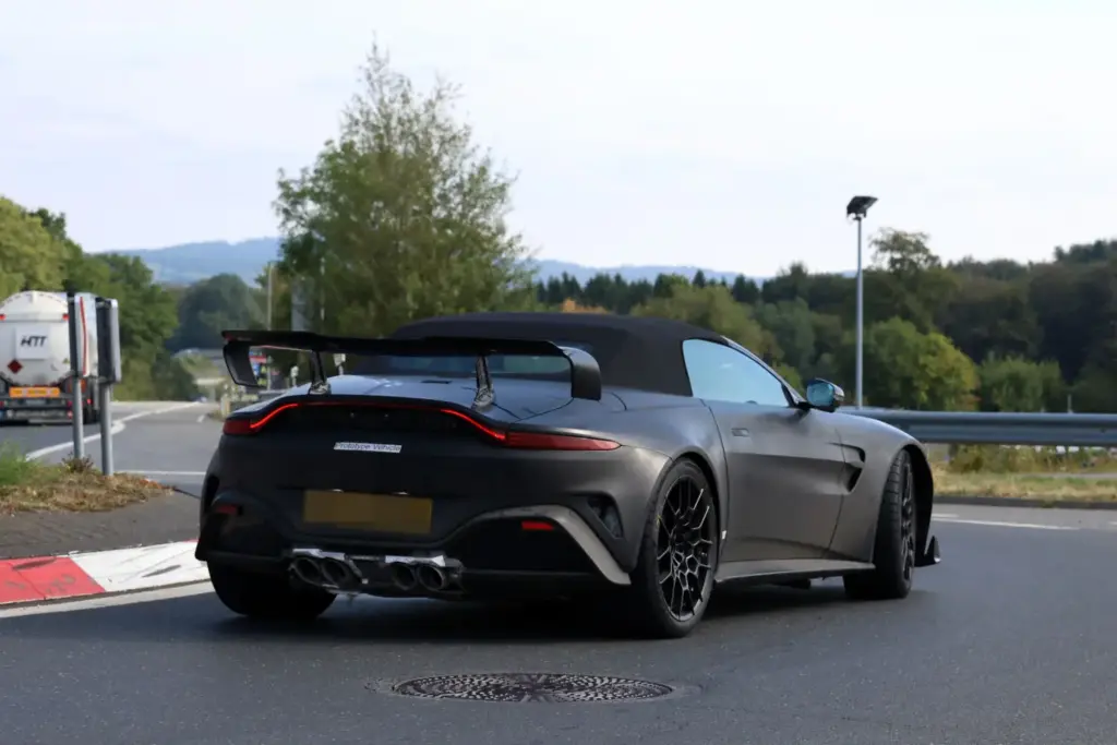 Fotos espía del Aston Martin Vantage RS Roadster: más problemas para el Porsche 911 2 Motor16 Aston Martin Vantage RS Roadster 2027 espia 12 Motor16