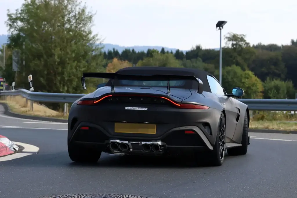 Fotos espía del Aston Martin Vantage RS Roadster: más problemas para el Porsche 911 15 Motor16 Aston Martin Vantage RS Roadster 2027 espia 13 Motor16
