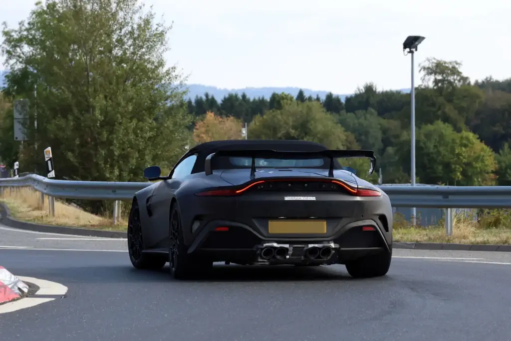 Fotos espía del Aston Martin Vantage RS Roadster: más problemas para el Porsche 911 17 Motor16 Aston Martin Vantage RS Roadster 2027 espia 15 Motor16