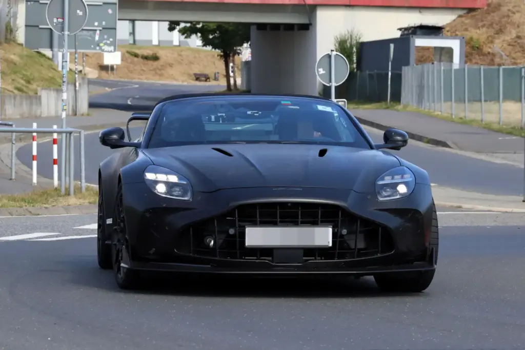 Fotos espía del Aston Martin Vantage RS Roadster: más problemas para el Porsche 911 5 Motor16 Aston Martin Vantage RS Roadster 2027 espia 3 Motor16