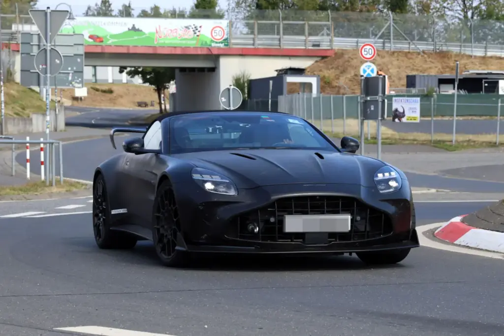 Fotos espía del Aston Martin Vantage RS Roadster: más problemas para el Porsche 911 6 Motor16 Aston Martin Vantage RS Roadster 2027 espia 4 Motor16