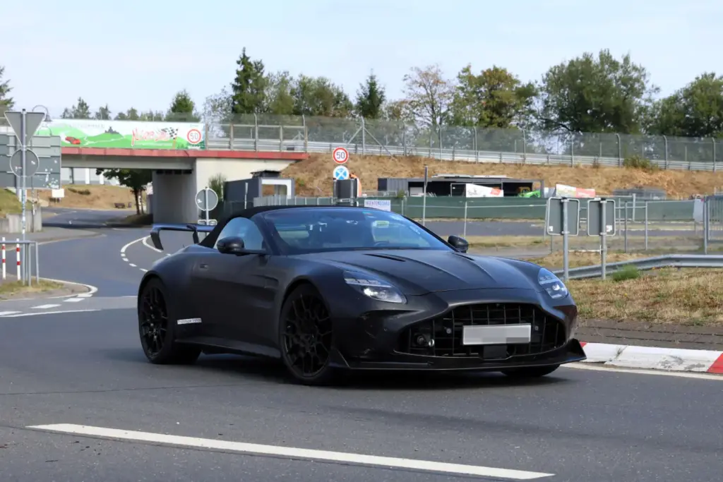 Fotos espía del Aston Martin Vantage RS Roadster: más problemas para el Porsche 911 7 Motor16 Aston Martin Vantage RS Roadster 2027 espia 5 Motor16
