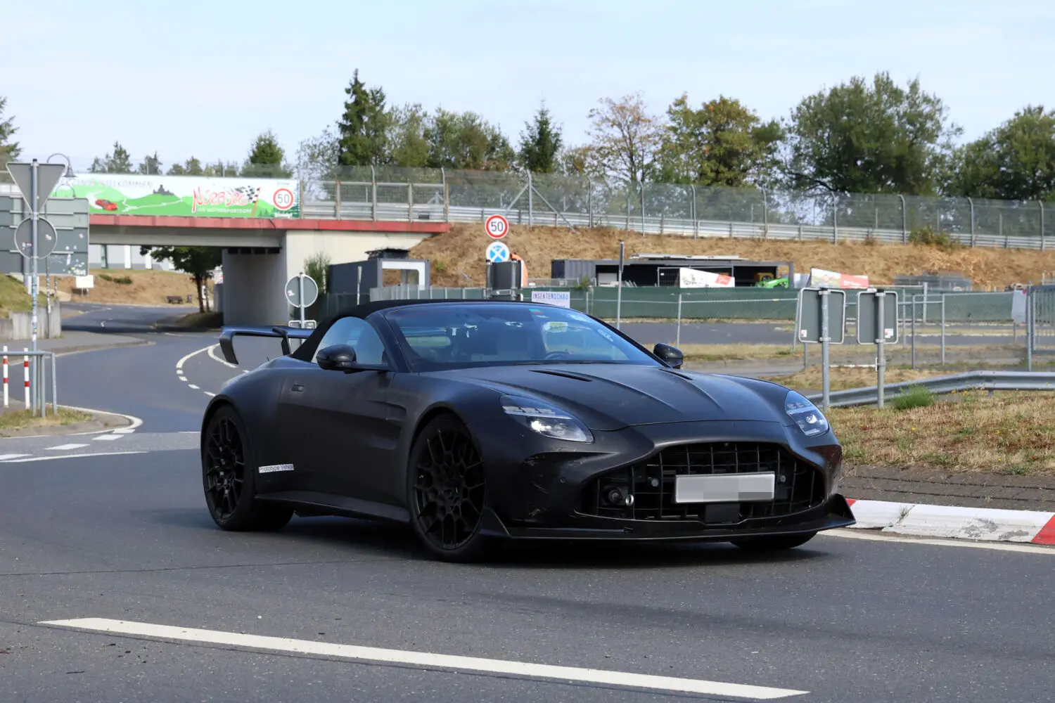 Fotos espía del Aston Martin Vantage RS Roadster: más problemas para el Porsche 911