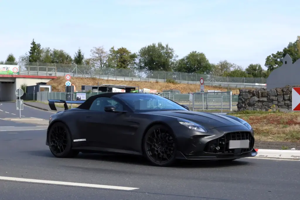 Fotos espía del Aston Martin Vantage RS Roadster: más problemas para el Porsche 911 8 Motor16 Aston Martin Vantage RS Roadster 2027 espia 6 Motor16
