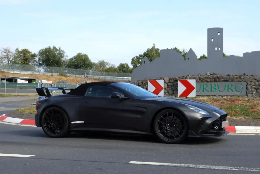 Fotos espía del Aston Martin Vantage RS Roadster: más problemas para el Porsche 911 9 Motor16 Aston Martin Vantage RS Roadster 2027 espia 7 Motor16