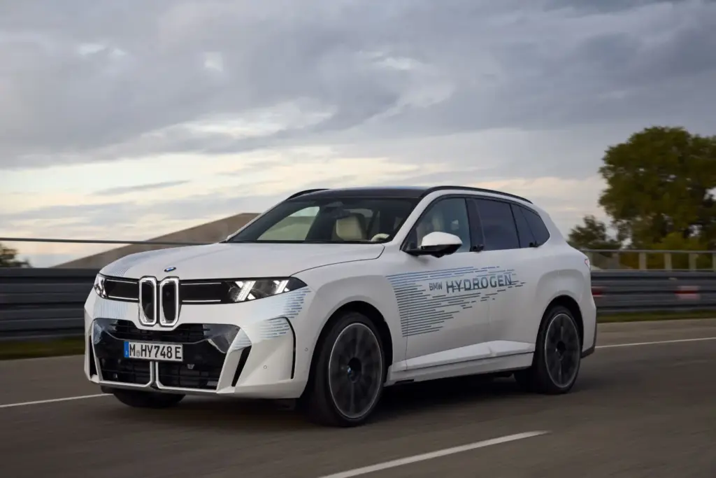 El BMW iX5 Hydrogen entra en su fase decisiva: empieza sus pruebas en carretera 13 Motor16 BMW X5 HIDROGENO 10 Motor16
