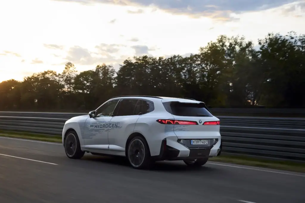 El BMW iX5 Hydrogen entra en su fase decisiva: empieza sus pruebas en carretera 14 Motor16 BMW X5 HIDROGENO 11 Motor16