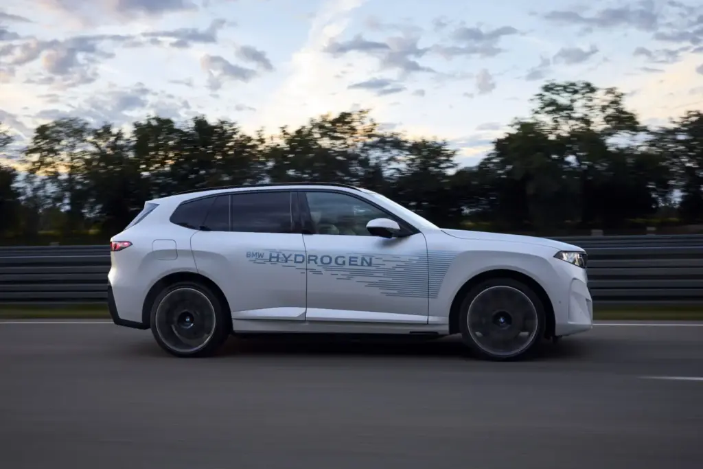 El BMW iX5 Hydrogen entra en su fase decisiva: empieza sus pruebas en carretera 15 Motor16 BMW X5 HIDROGENO 12 Motor16