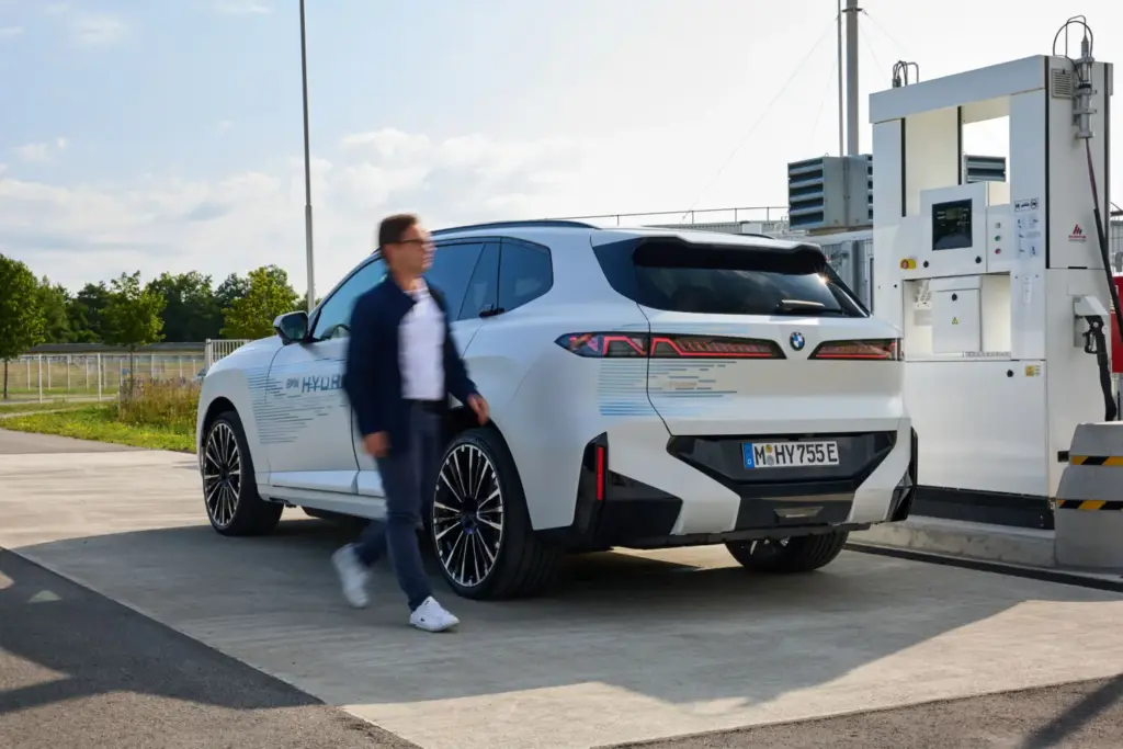 El BMW iX5 Hydrogen entra en su fase decisiva: empieza sus pruebas en carretera 5 Motor16 BMW X5 HIDROGENO 2 Motor16
