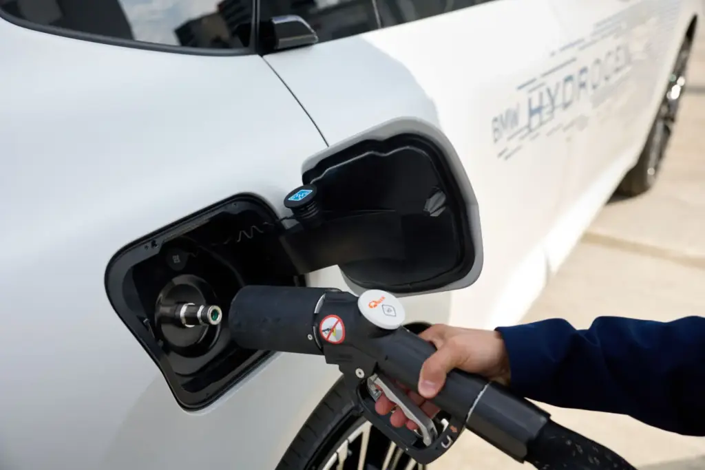 El BMW iX5 Hydrogen entra en su fase decisiva: empieza sus pruebas en carretera 7 Motor16 BMW X5 HIDROGENO 4 Motor16