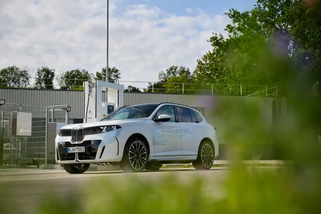 El BMW iX5 Hydrogen entra en su fase decisiva: empieza sus pruebas en carretera 9 Motor16 BMW X5 HIDROGENO 6 Motor16