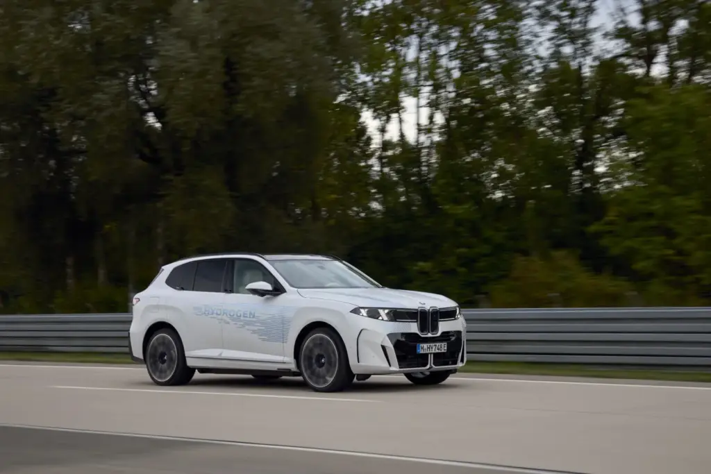 El BMW iX5 Hydrogen entra en su fase decisiva: empieza sus pruebas en carretera 11 Motor16 BMW X5 HIDROGENO 8 Motor16