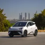 El BYD Dolphin Surf 2026 estrena cinco plazas y un interior más tecnológico en solo 3,99 metros