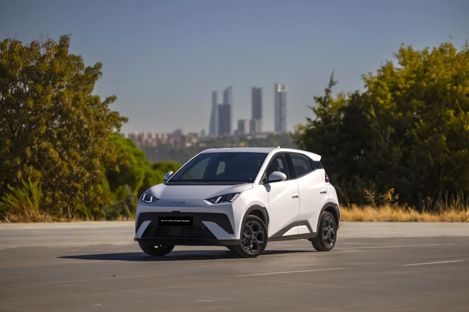 El BYD Dolphin Surf 2026 estrena cinco plazas y un interior más tecnológico en solo 3,99 metros