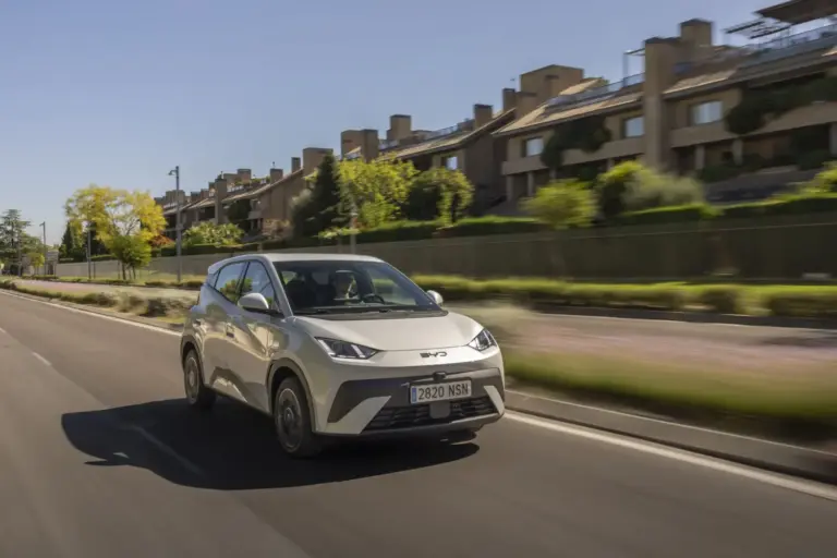 El BYD Dolphin Surf se actualiza con mejoras digitales y añade la quinta plaza