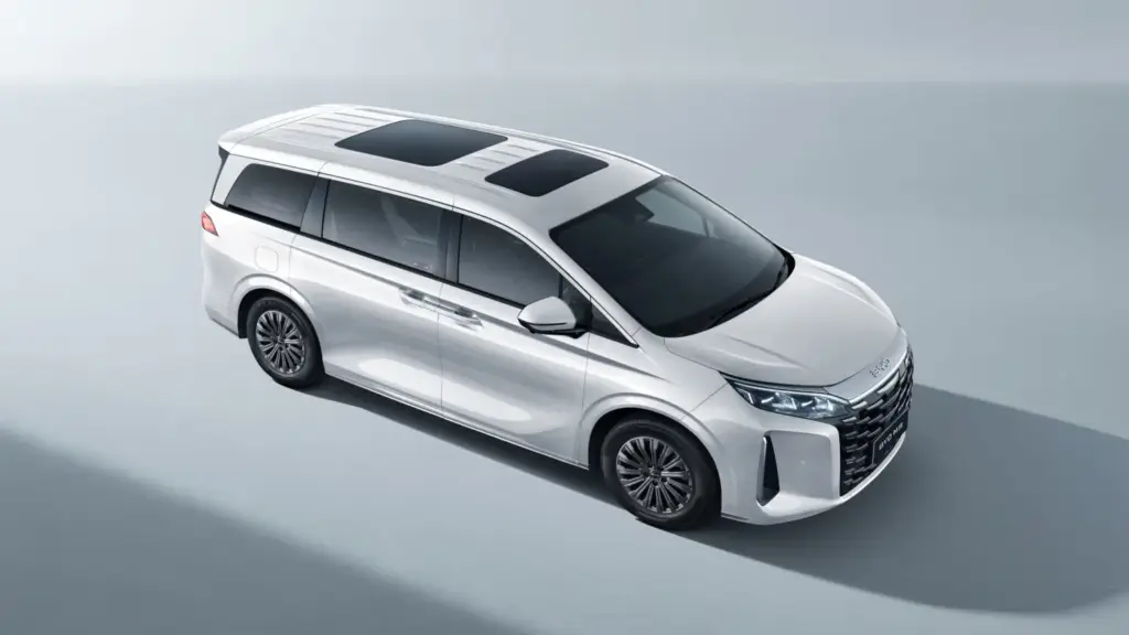 BYD M9: Así es el monovolumen de lujo que llegará a España como Denza D9 2 Motor16 BYD M9: Así es el monovolumen de lujo que llegará a España como Denza D9