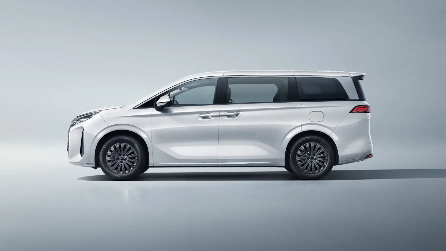 BYD M9: Así es el monovolumen de lujo que llegará a España como Denza D9