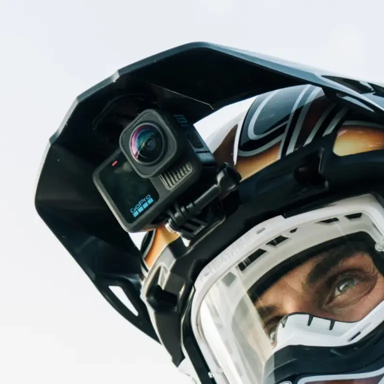 Casco moto GoPro IA: la patente revela una cámara integrada y alertas de ángulo muerto
