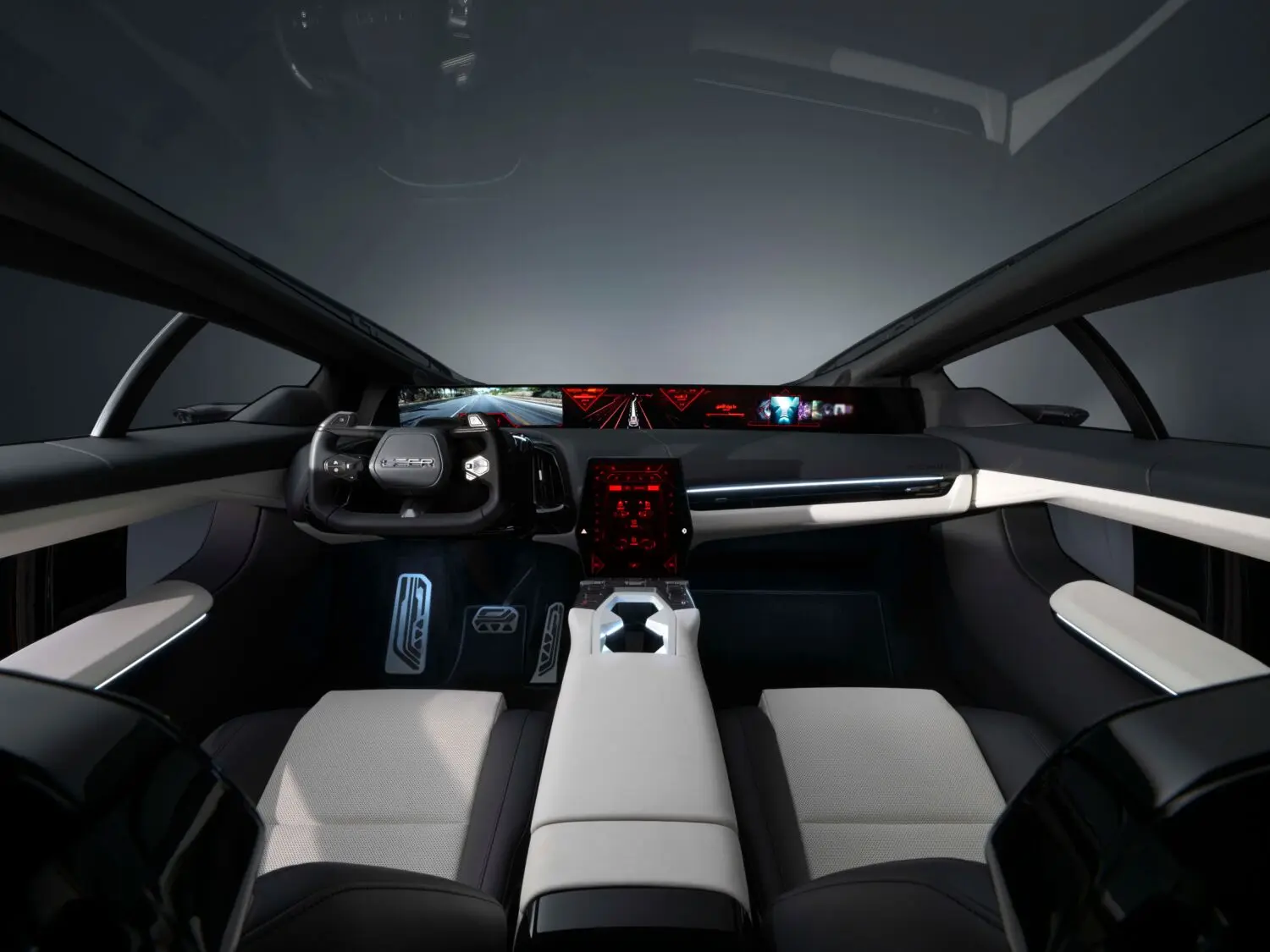 El CEER Exobot estrena una pantalla de 48 pulgadas y cabina envolvente en versión sedán y SUV