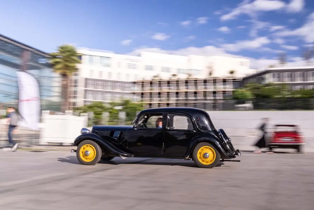 Citroën conquista París con nueve iconos de su historia que este año celebran un aniversario redondo 17 Motor16 CITROEN CLASSIC TOUR PARIS SEPTIEMBRE 202612 Motor16