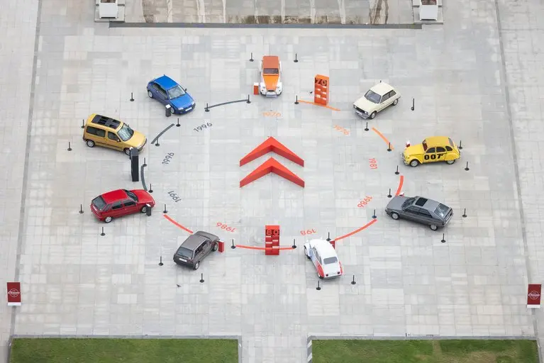 Citroën conquista París con nueve iconos de su historia que este año celebran un aniversario redondo