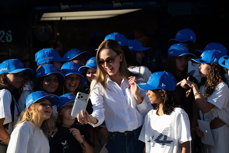 Carmen Jorda enseña los secretos de la Fórmula 1 a las niñas que sueñan con ser pilotos