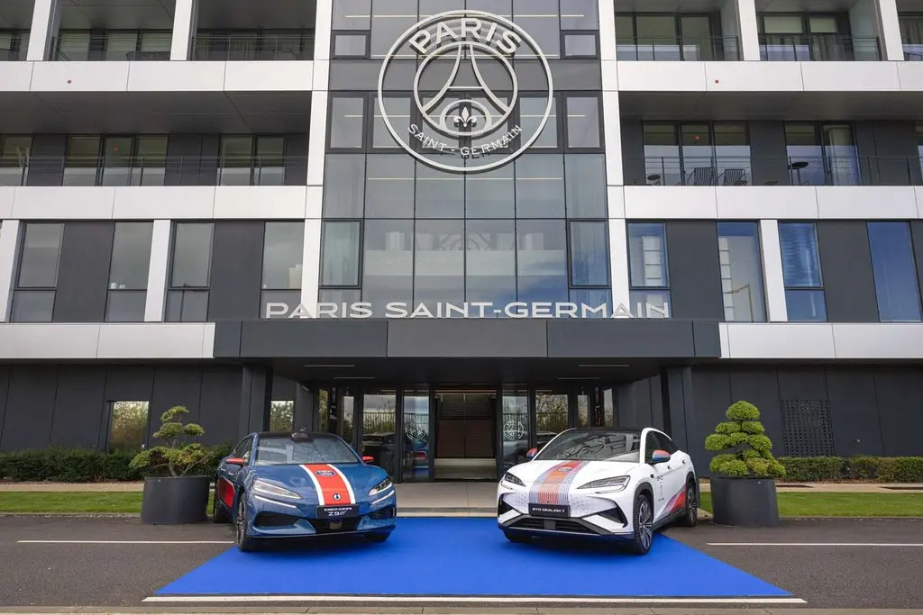 BYD da un paso más en su alianza con el París Saint-Germain: el equipo femenino estrena coches eléctricos 1 Motor16 BYD, Denza Z9GT, París Saint-Germain, SEALION 7
