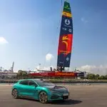 DENZA lleva su superdeportivo eléctrico de 1.604 CV a Valencia para arropar a Los Gallos en el SailGP