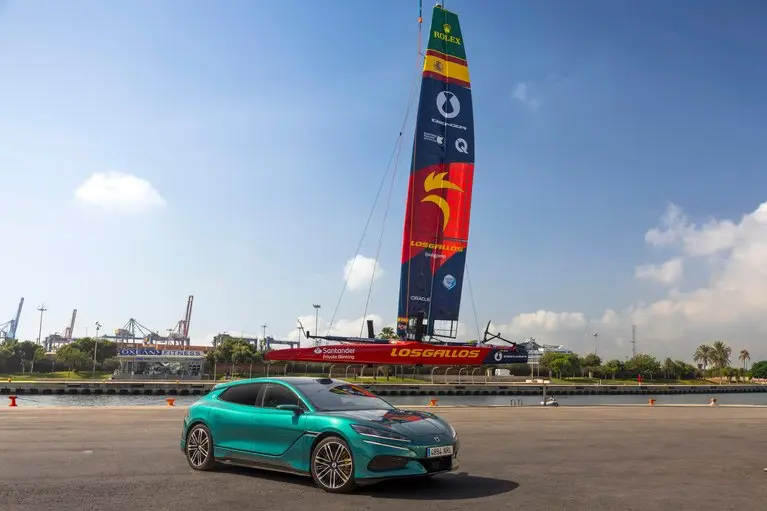 DENZA lleva su superdeportivo eléctrico de 1.604 CV a Valencia para arropar a Los Gallos en el SailGP