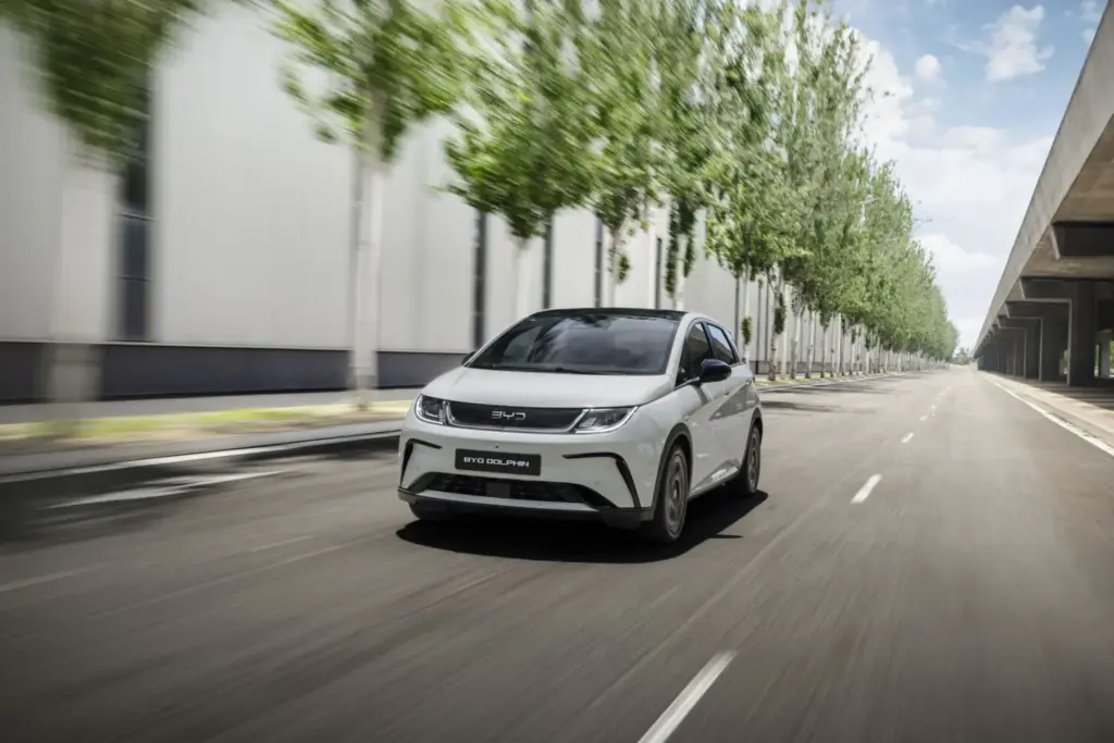 BYD lleva a ECOMOV Valencia toda su gama electrificada con ofertas especiales 9 Motor16 DOLPHIN Exterior dinamicas 3 Motor16
