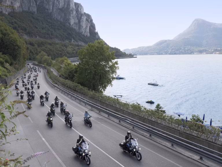 Moto Guzzi 105 aniversario reúne a 60.000 aficionados en Mandello del Lario, Italia, y estrena un nuevo museo