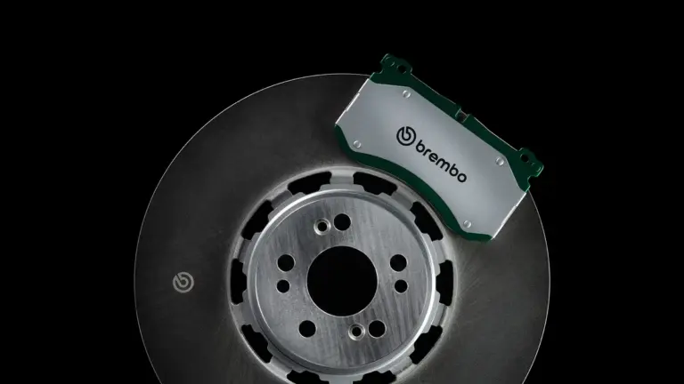 Brembo lanza pastillas de freno con un 90% menos de polvo y discos que duran el doble