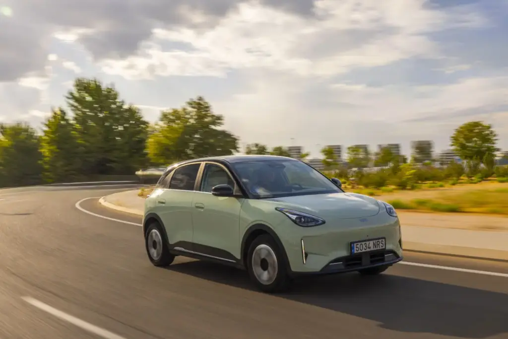 Primera prueba con el nuevo Geely E2. Un eléctrico urbano con modales europeos 6 Motor16 Geely E2 10 Motor16