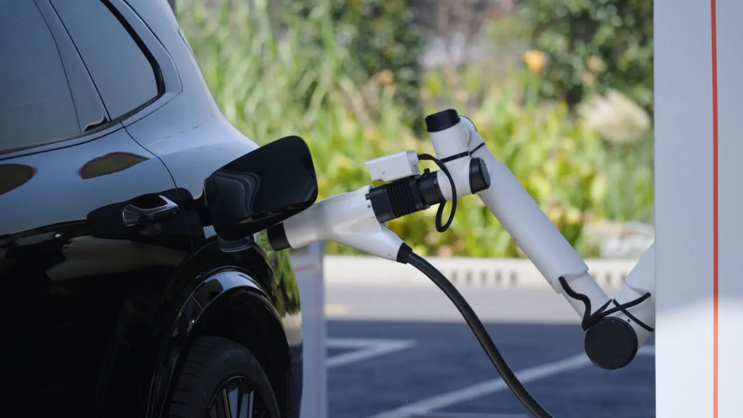 Geely desvela el cargador eléctrico más rápido del mundo: 2.250 kW con gestión térmica por IA