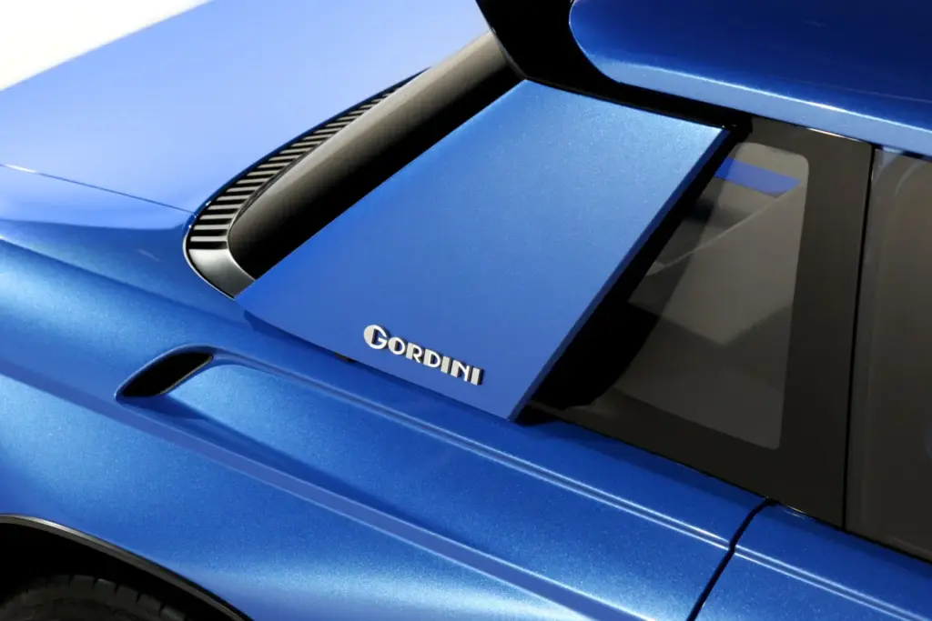 Renault 8 Gordini Concept: el mito francés regresa como un coupé eléctrico de 270 CV 32 Motor16 Gordini 8 Concept Car 39 Motor16