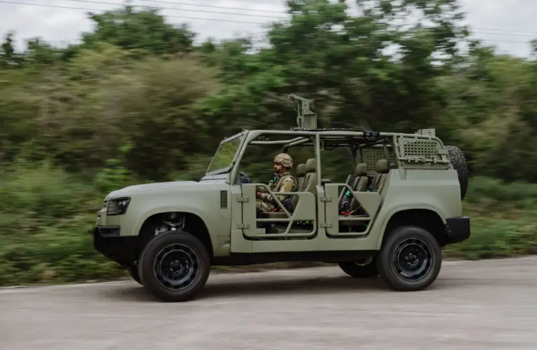 JLR militariza el Defender: una pick-up táctica y nueve versiones para flotas de Defensa y la OTAN